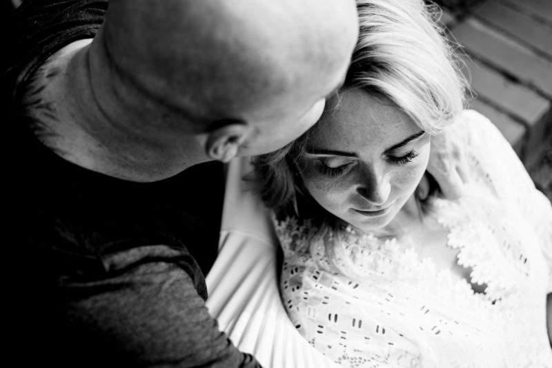 naturalna fotografia slubna - sesja narzeczenska w winnicy jaworek