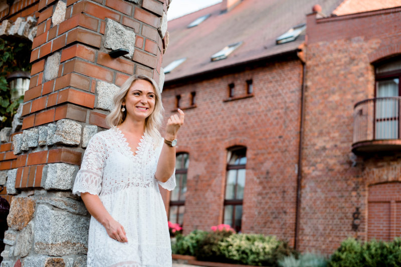 naturalna fotografia slubna - sesja narzeczenska w winnicy jaworek