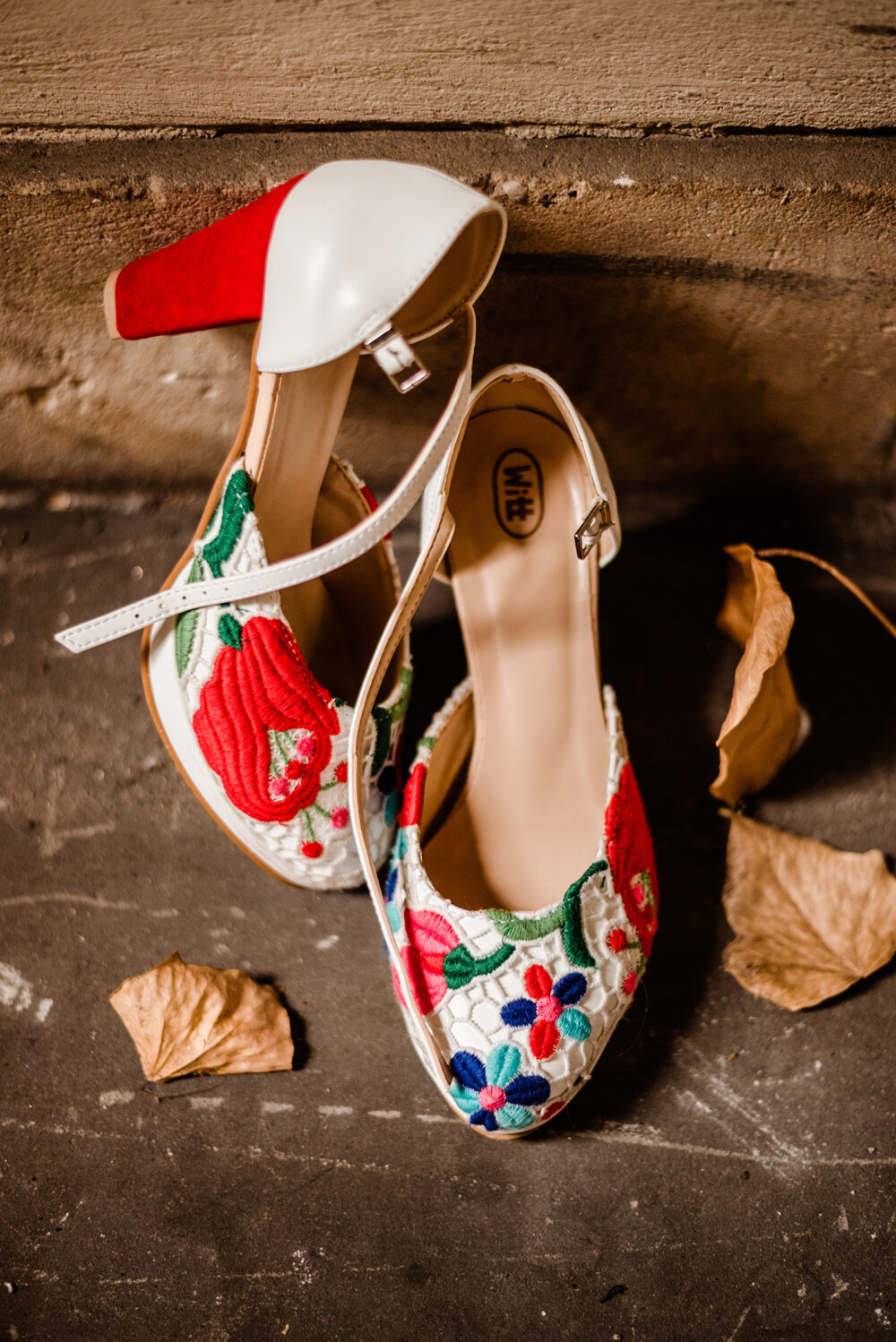recznie zdobione buty slubne, slub w stylu folkowym, fotograf slubny wroclaw